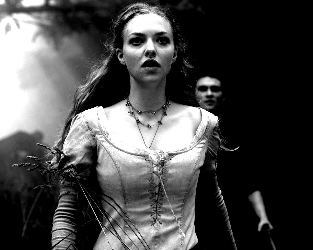 Аманда Сейфрид в Красной Шапочке обои