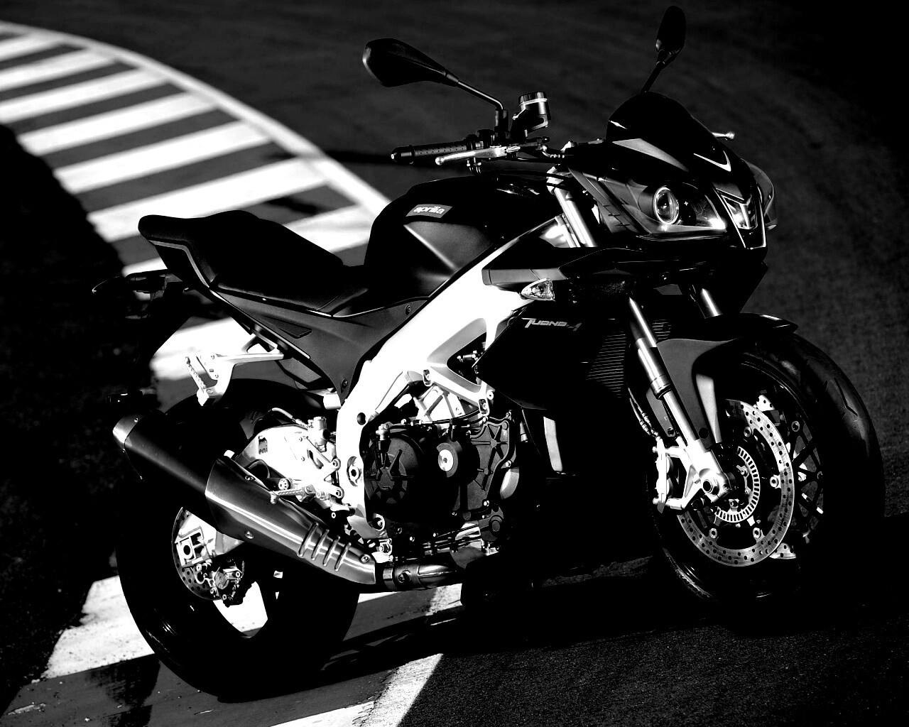 Спортивный мотоцикл Априлия на треке  обои