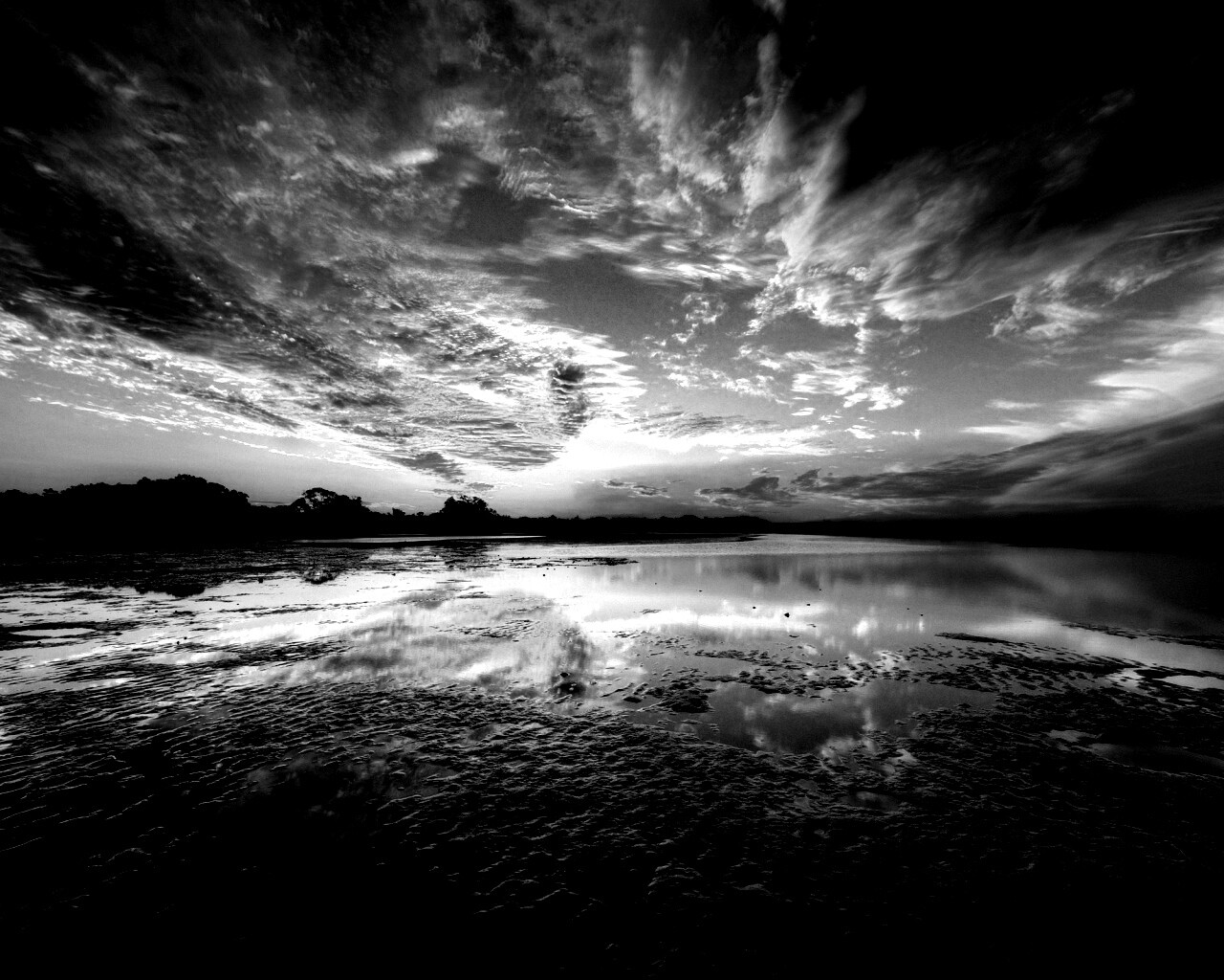 Дивный закат на озере обои