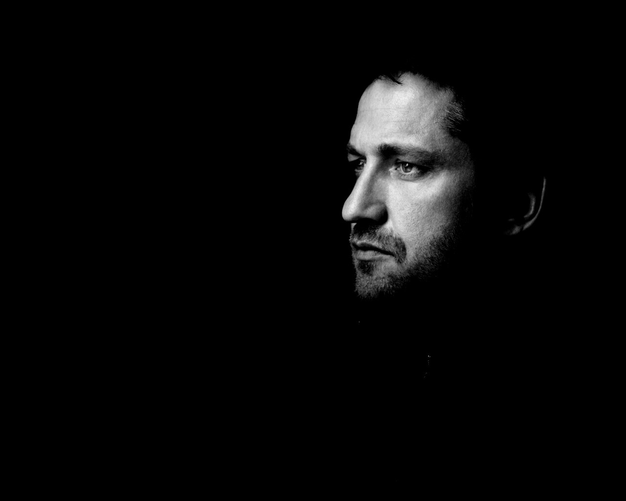 Джерард Батлер на темном фоне обои