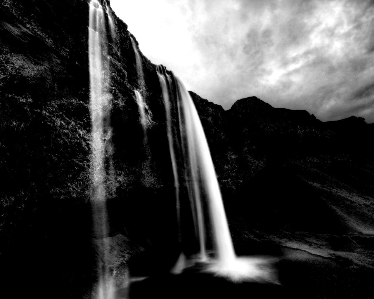 Нарисованный водопад обои