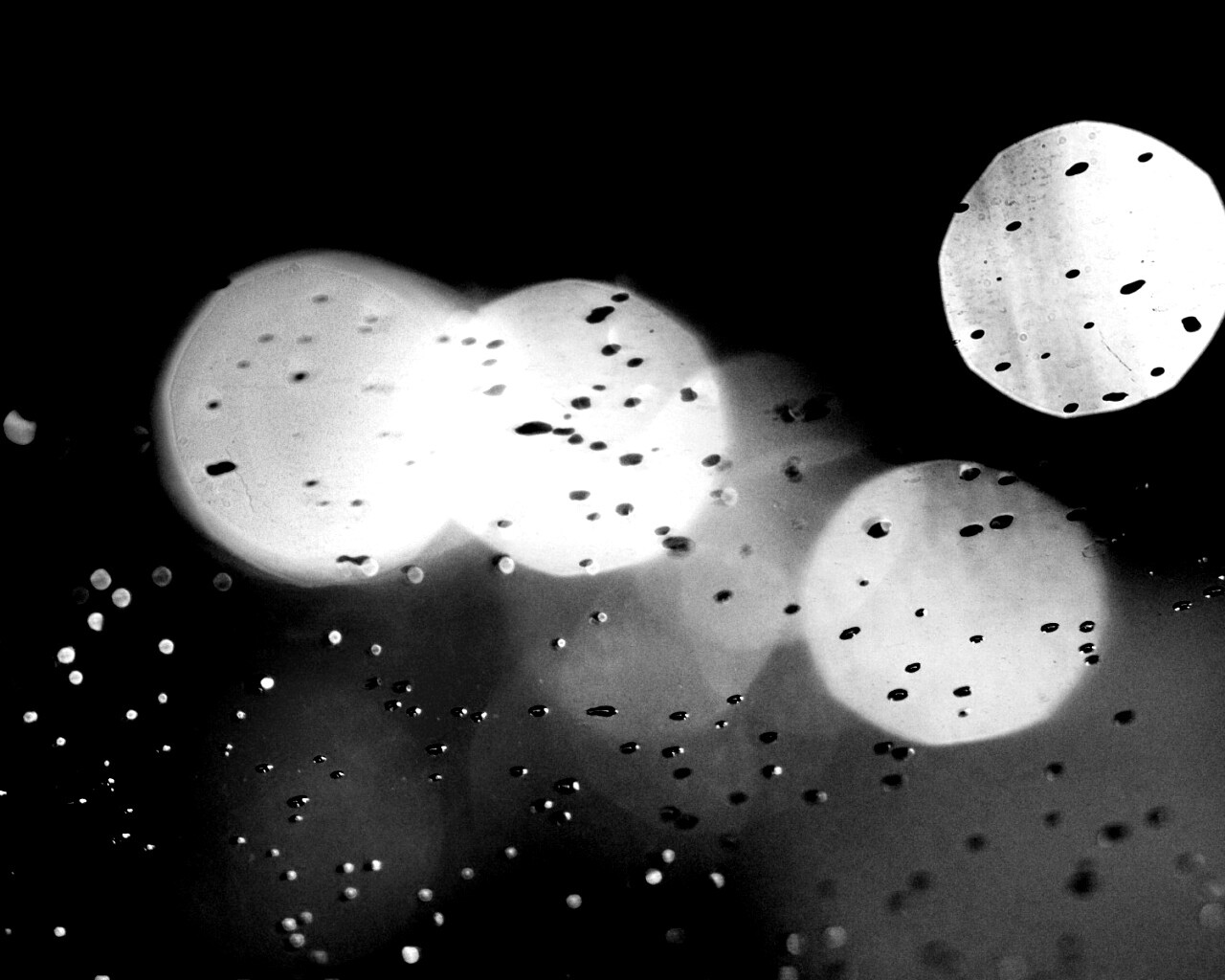 Огни, стекло и капли обои