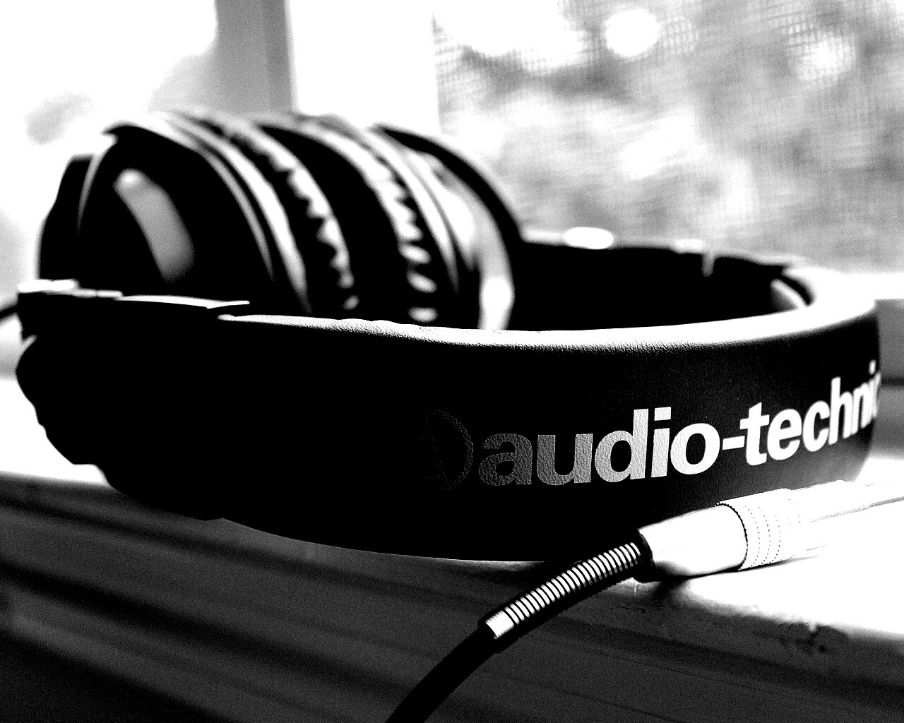 Наушники на подоконнике обои