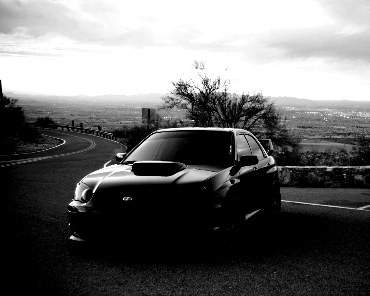 Субару на смотровой алощадке в горах обои