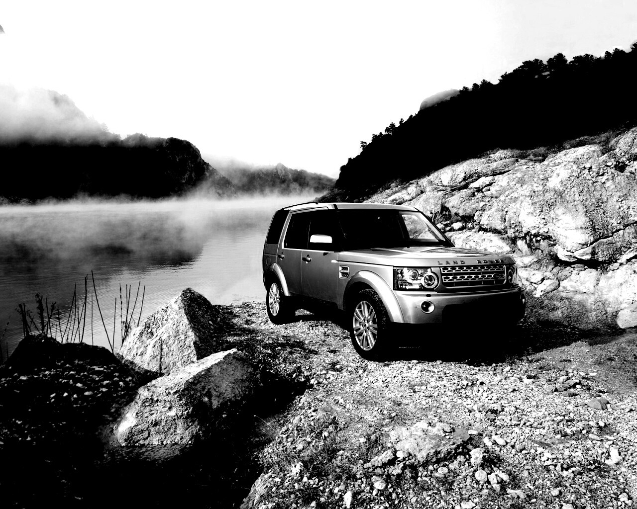 Range rover в горах у реки обои