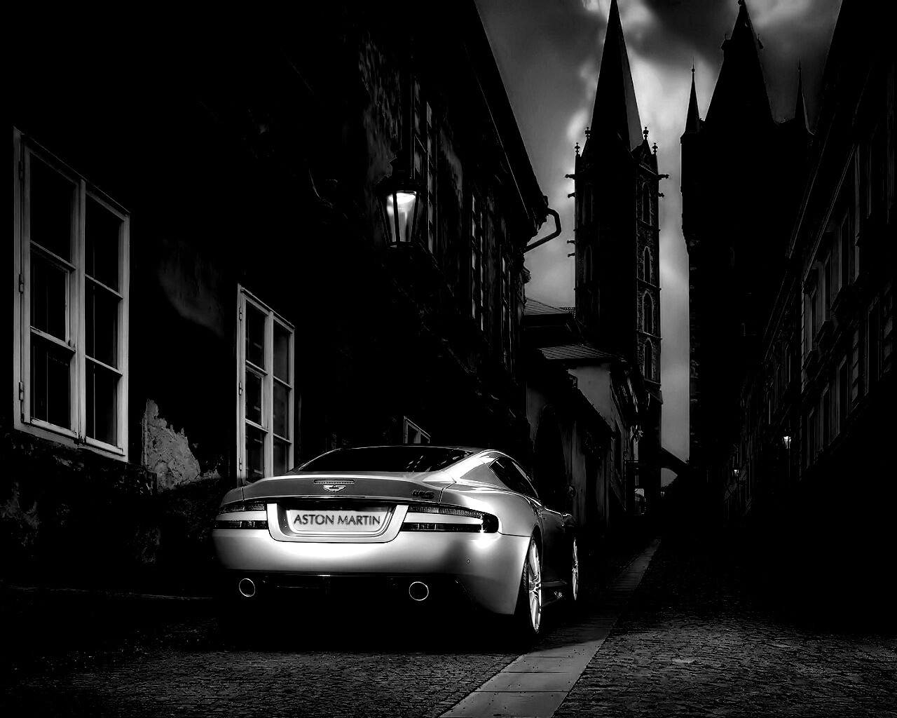 Aston Martin в старинном городе обои