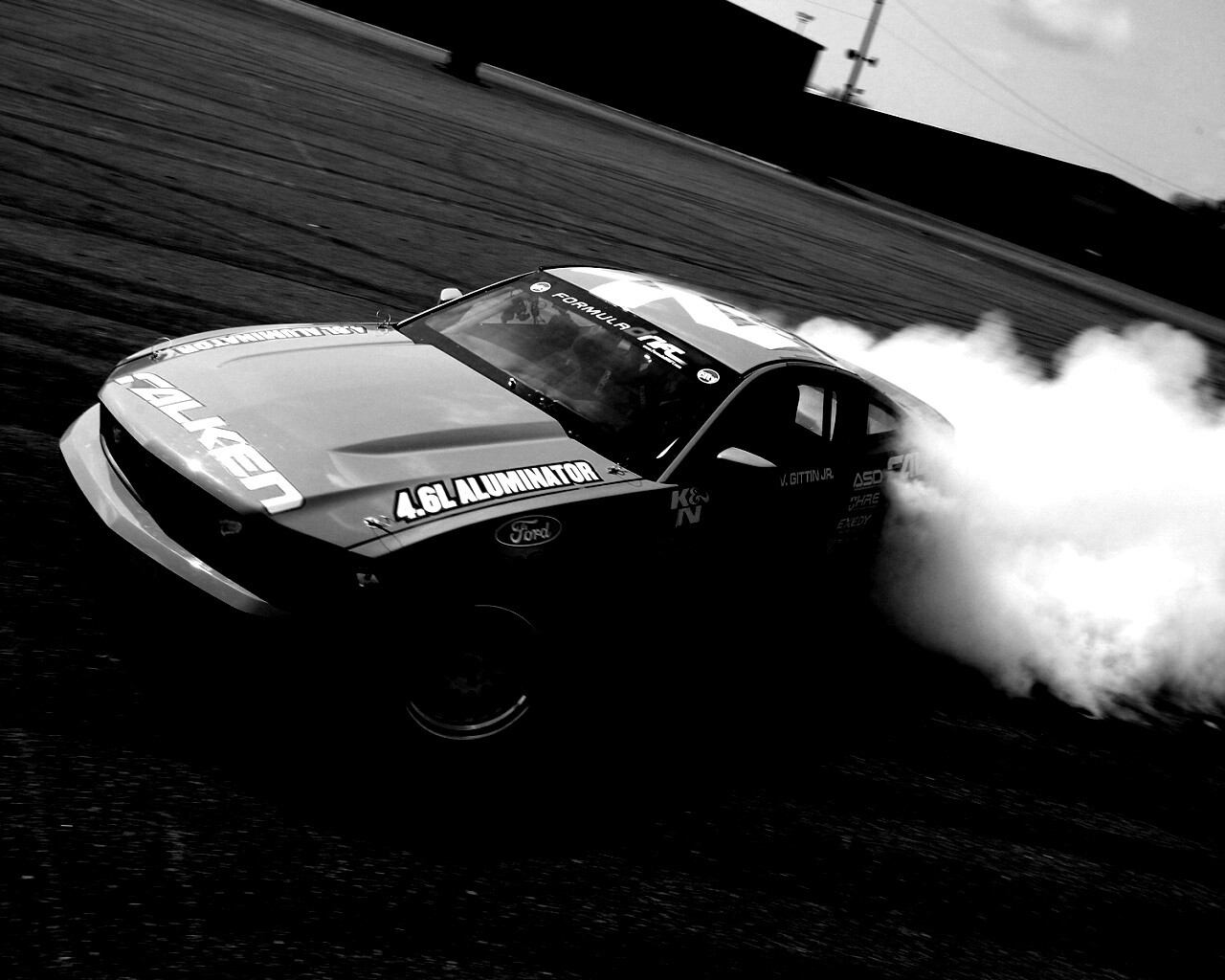 Мустанг дрифтует обои