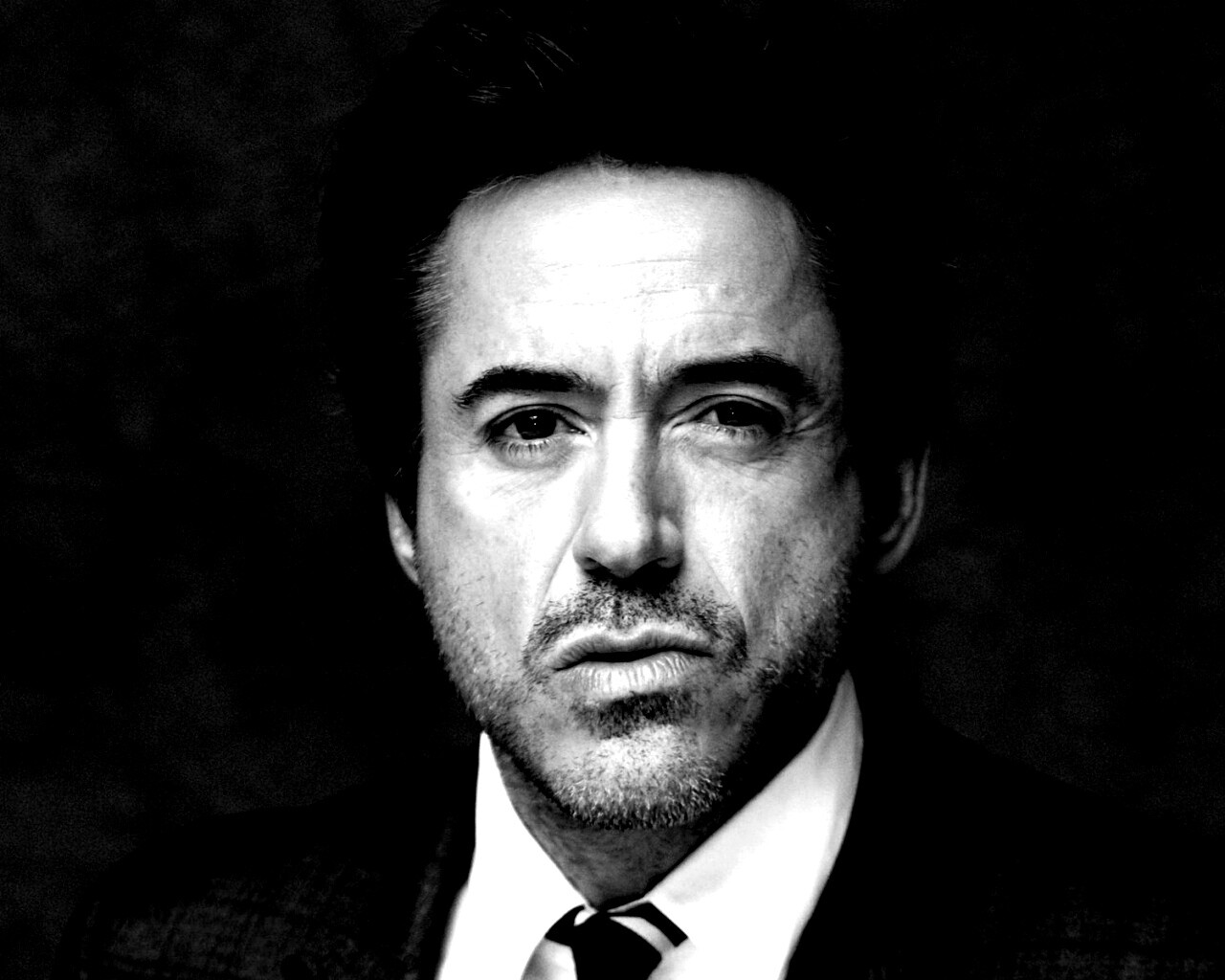 Роберт Дауни младший что-то подозревает обои