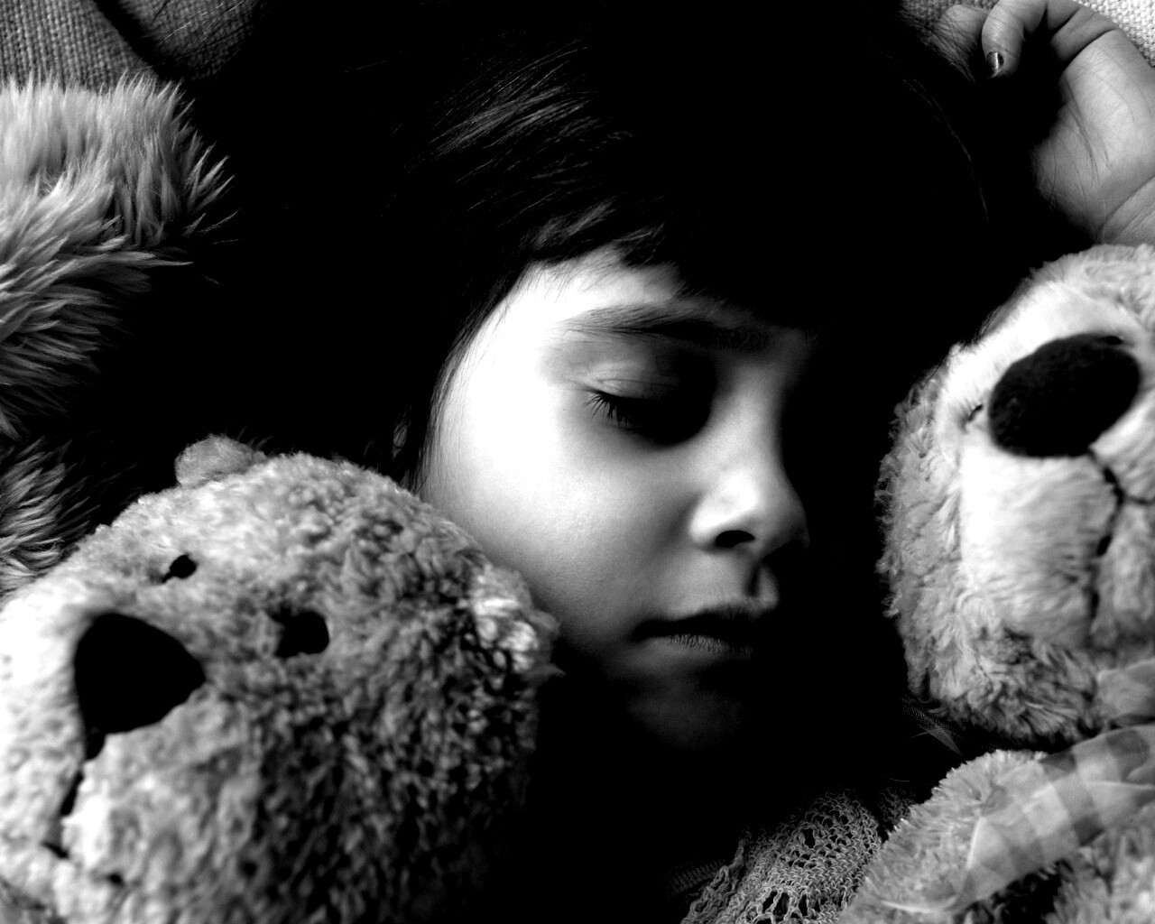 Девочка спит с мишками в обнимку обои