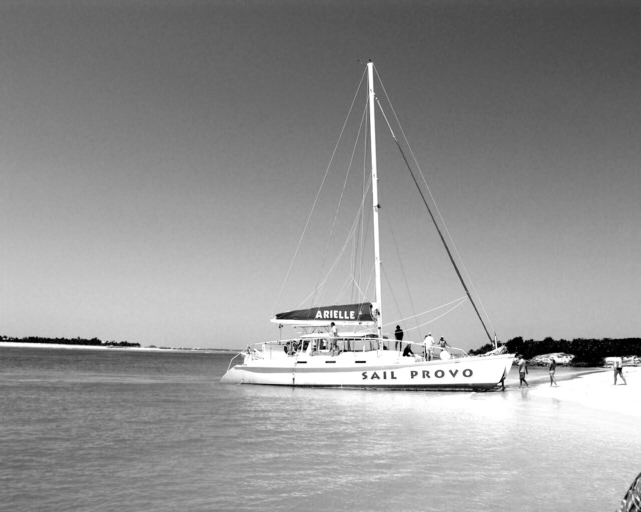 Яхта в голубой лагуне обои