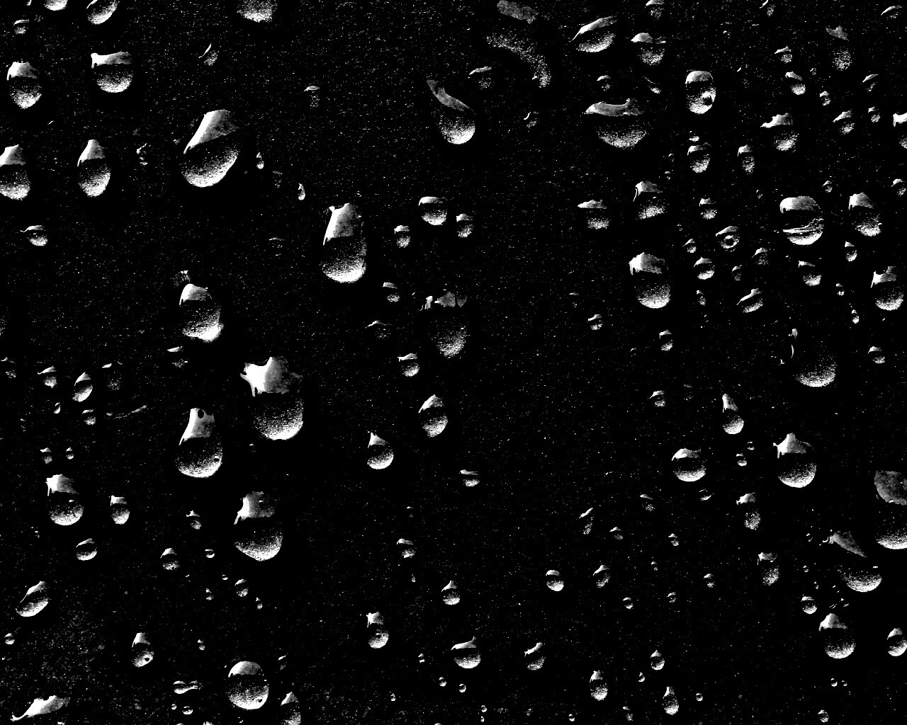 Капли воды на темной поверхности обои