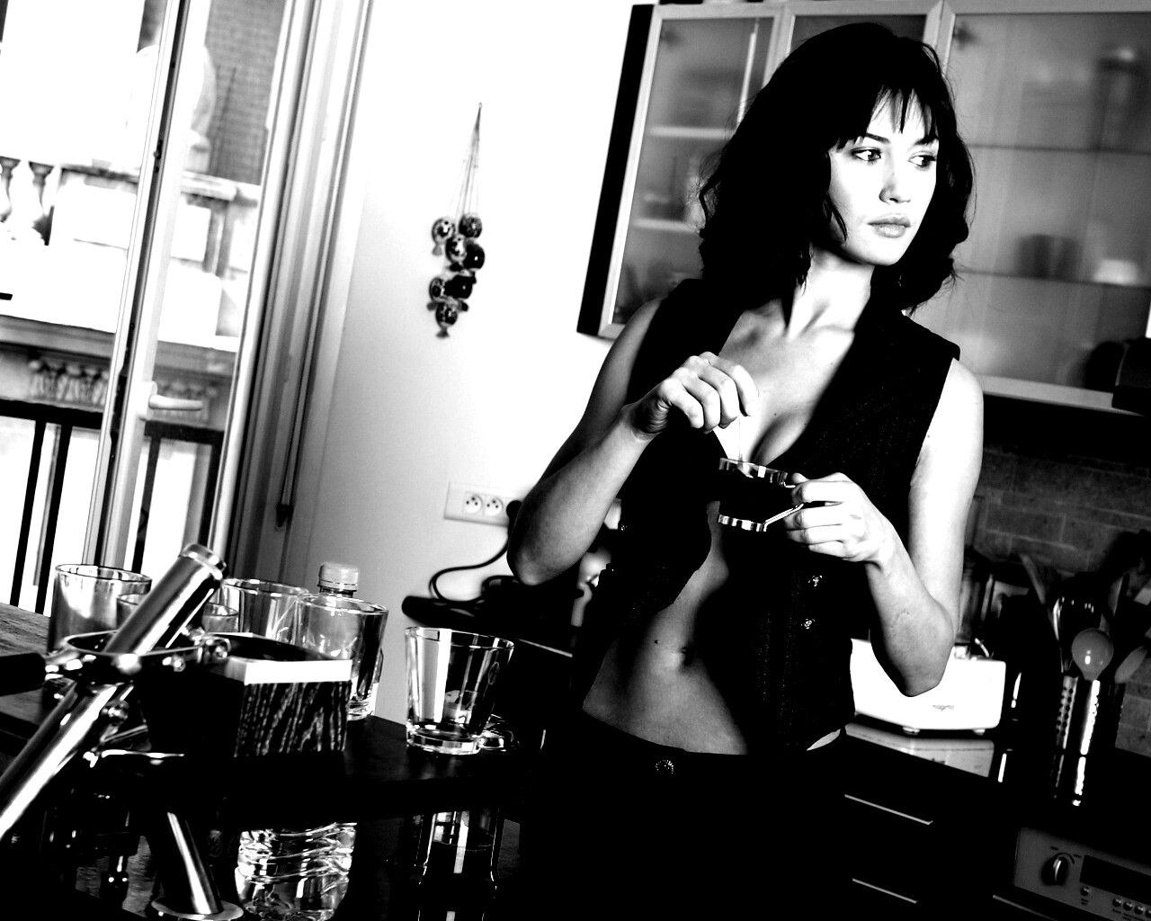 Ольга Куриленко пьет кофе обои