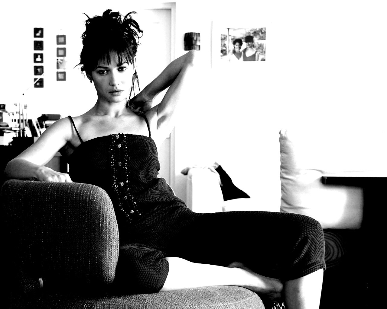 Ольга Куриленко на кресле обои