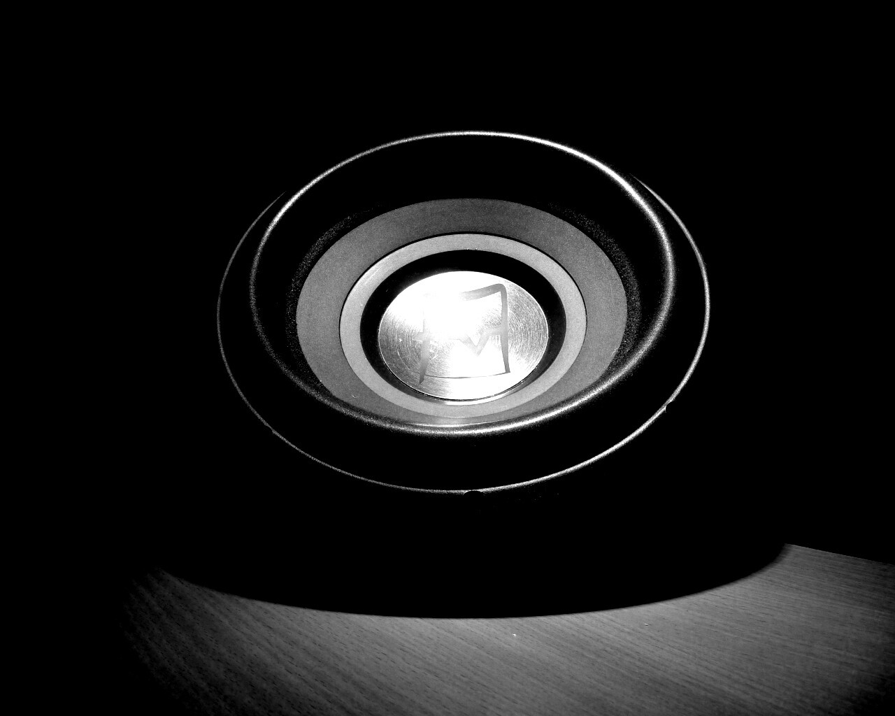 Сабвуфер в углу обои