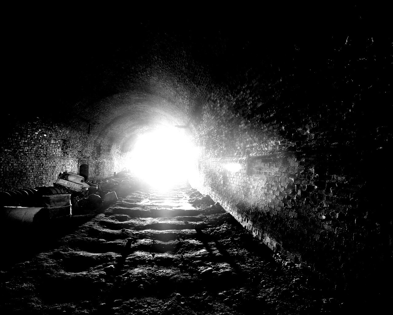 Захламленный тоннель обои