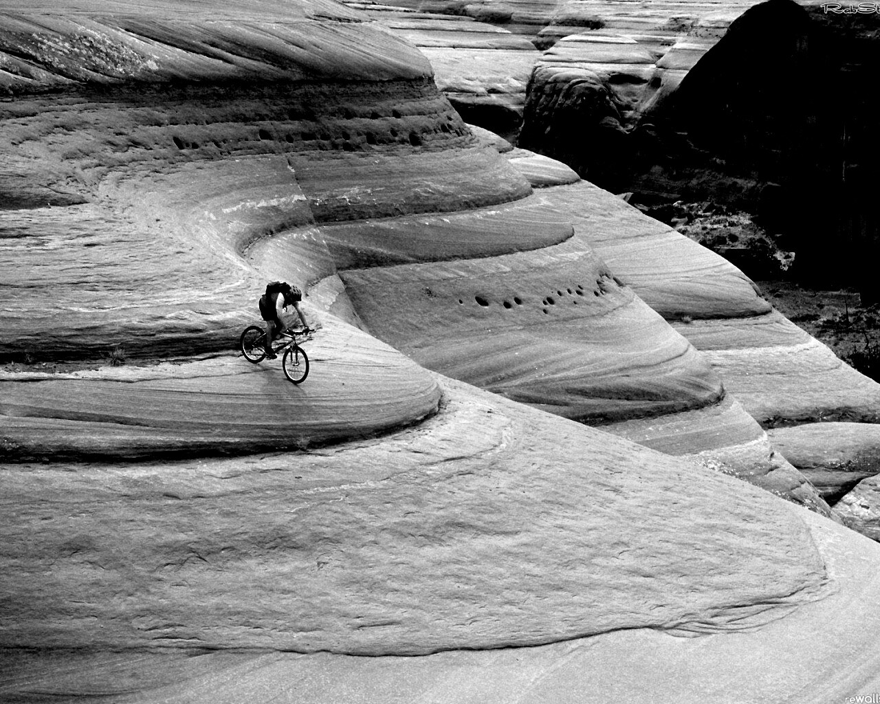 Опасный спуск на велосипеде обои