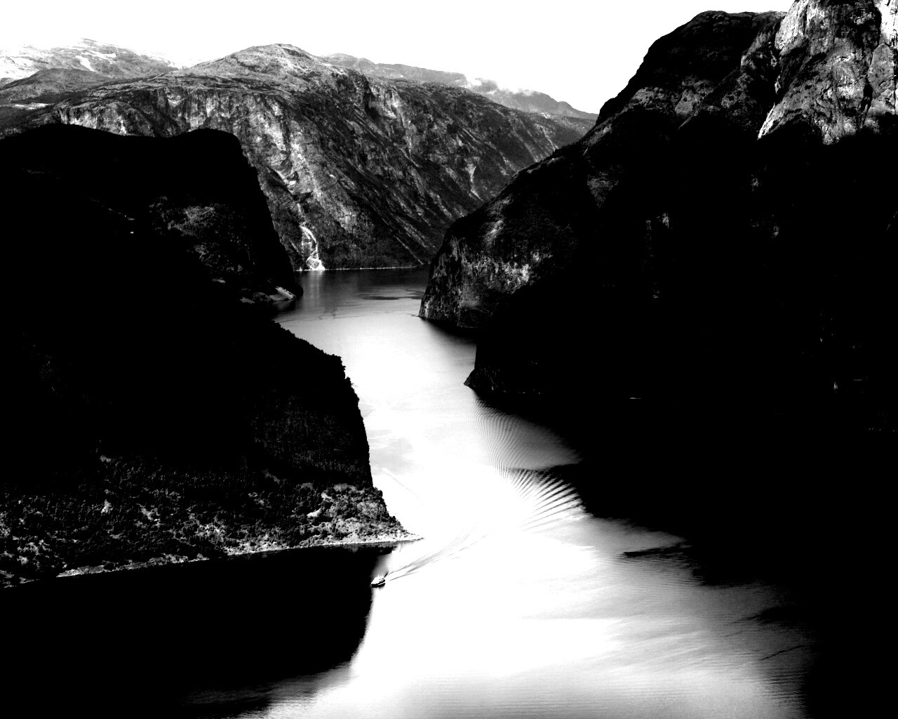 Лодка на реке среди высоких гор обои