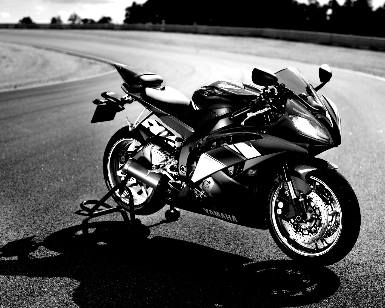 Мотоцикл Ямаха с блокиратором заднего колеса обои