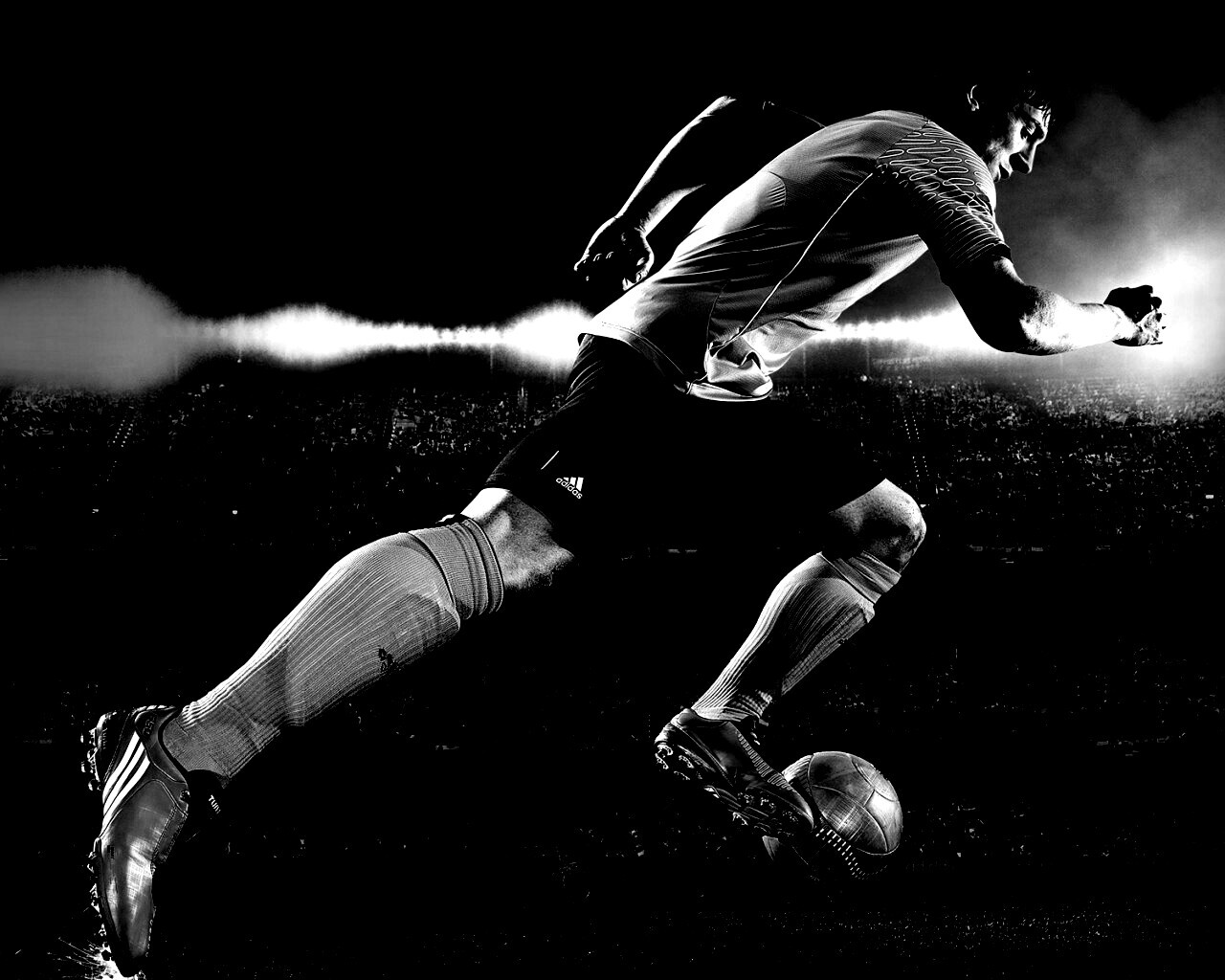 Футболист с мячом обои