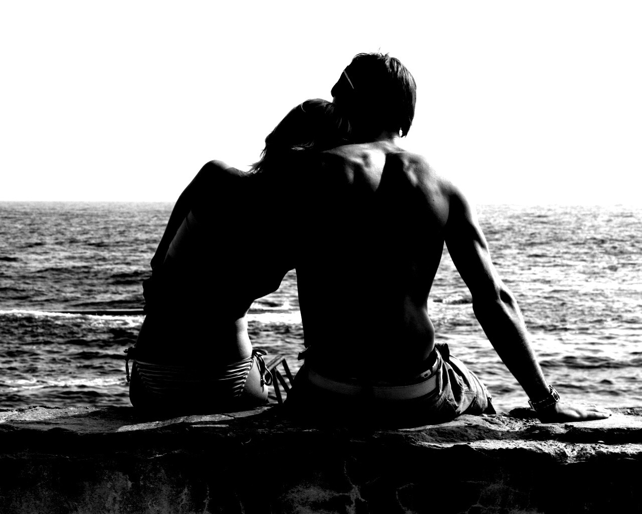 Девушка и парень у моря обои