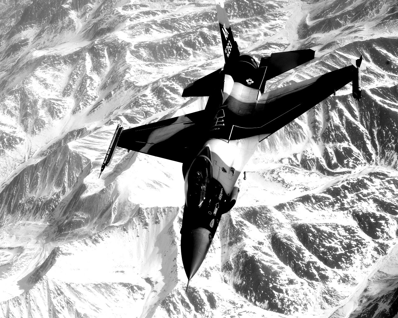 Истребитель над снежными пиками гор обои