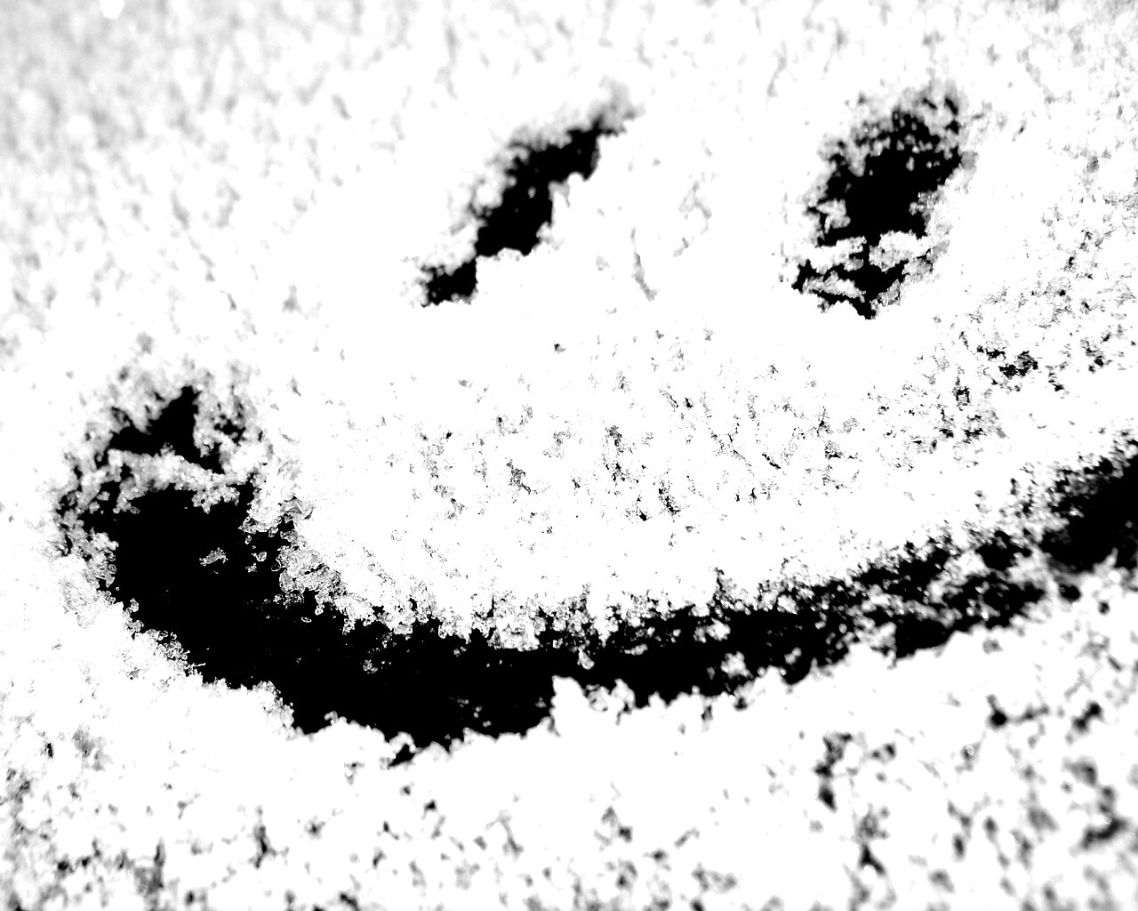 Смайлик на заснеженном стекле обои