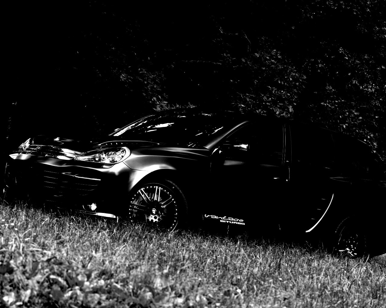 Концепт внедорожника в лесу обои