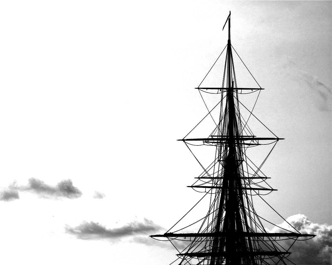 Мачта корабля на фоне неба обои