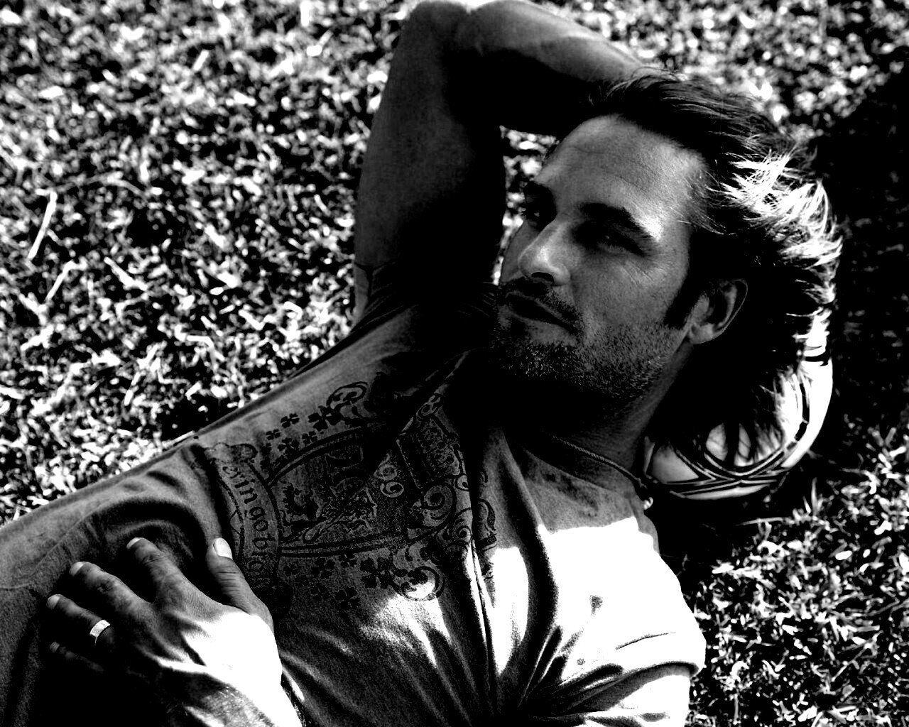 Джош Холлоуэй с мячом обои