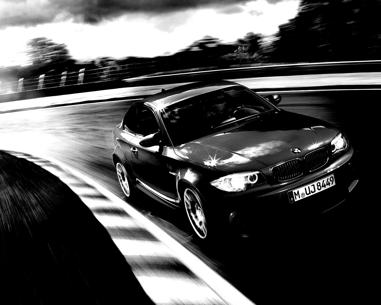 Гонщик за рулем BMW M1 обои
