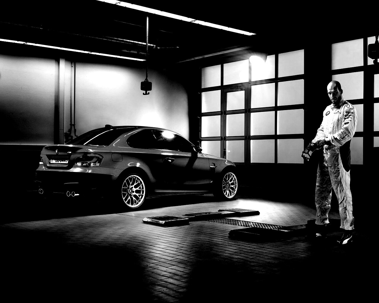 Гонщик и BMW M1 в гараже обои