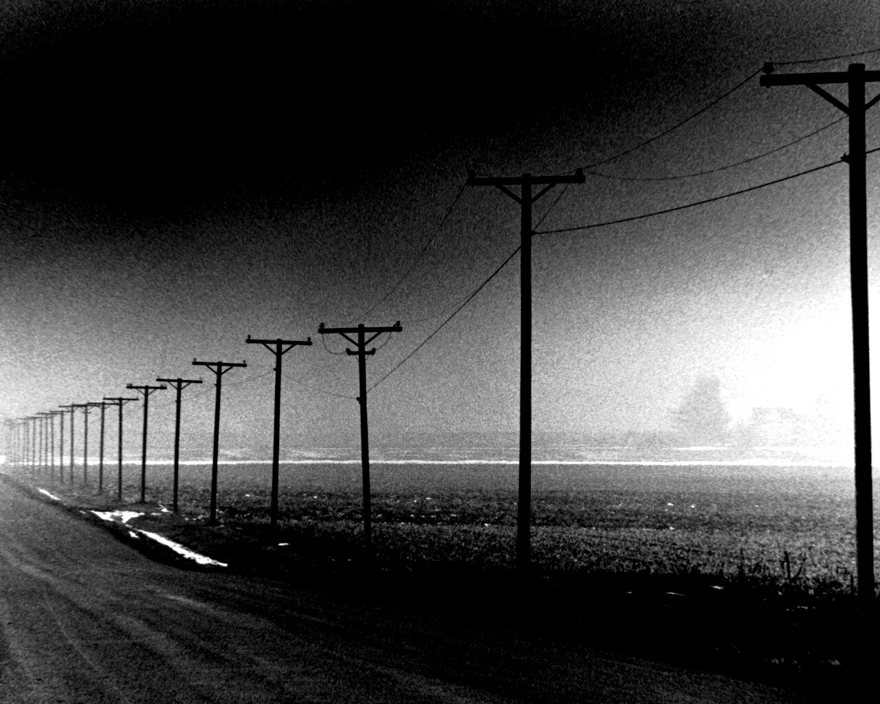 Столбы вдоль дороги обои