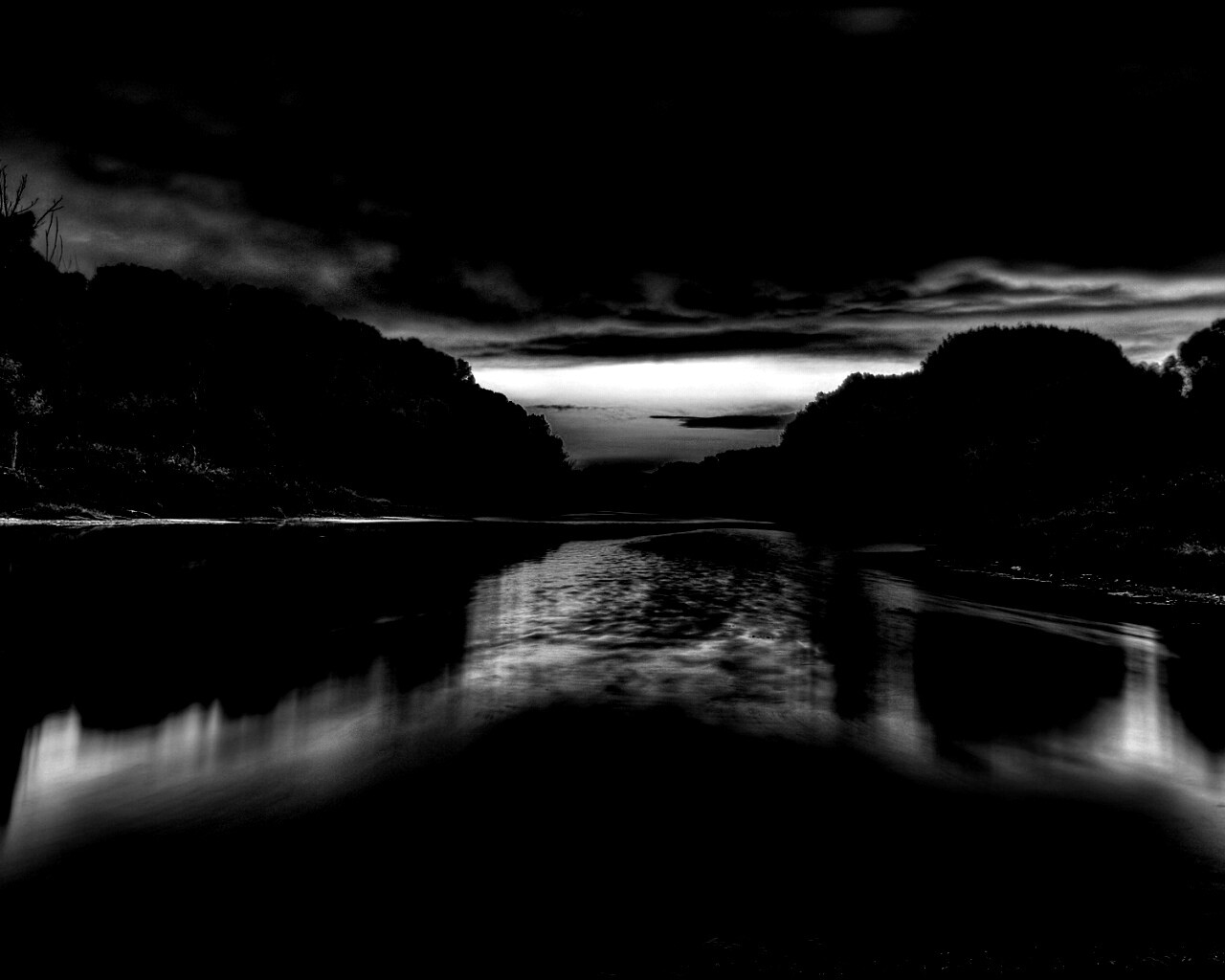 Багровый закат и водная гладь обои