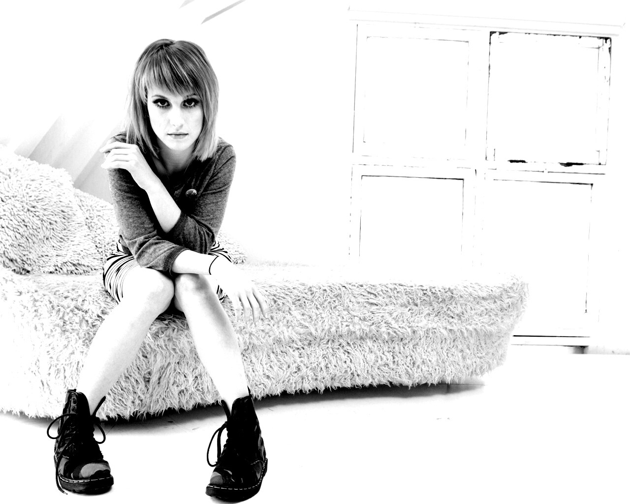 Рыжая в комнате обои