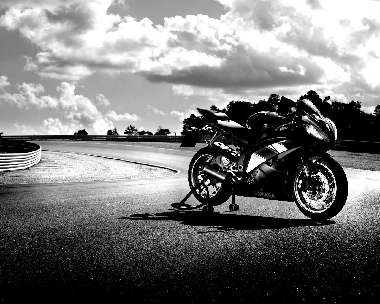 Yamaha R6 на трассе обои