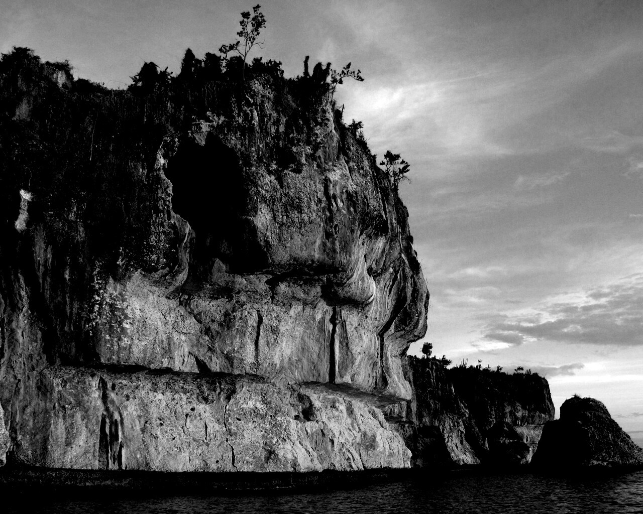 Пещера в скале над морем обои