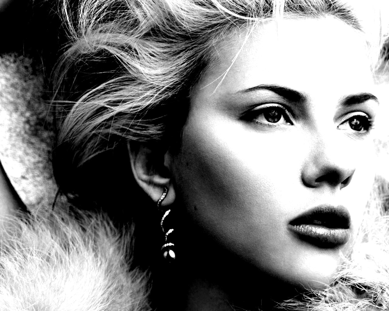 Скарлет Йохансон со змеиными серьгами обои