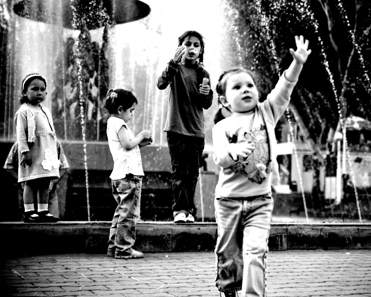 Дети у фонтана обои