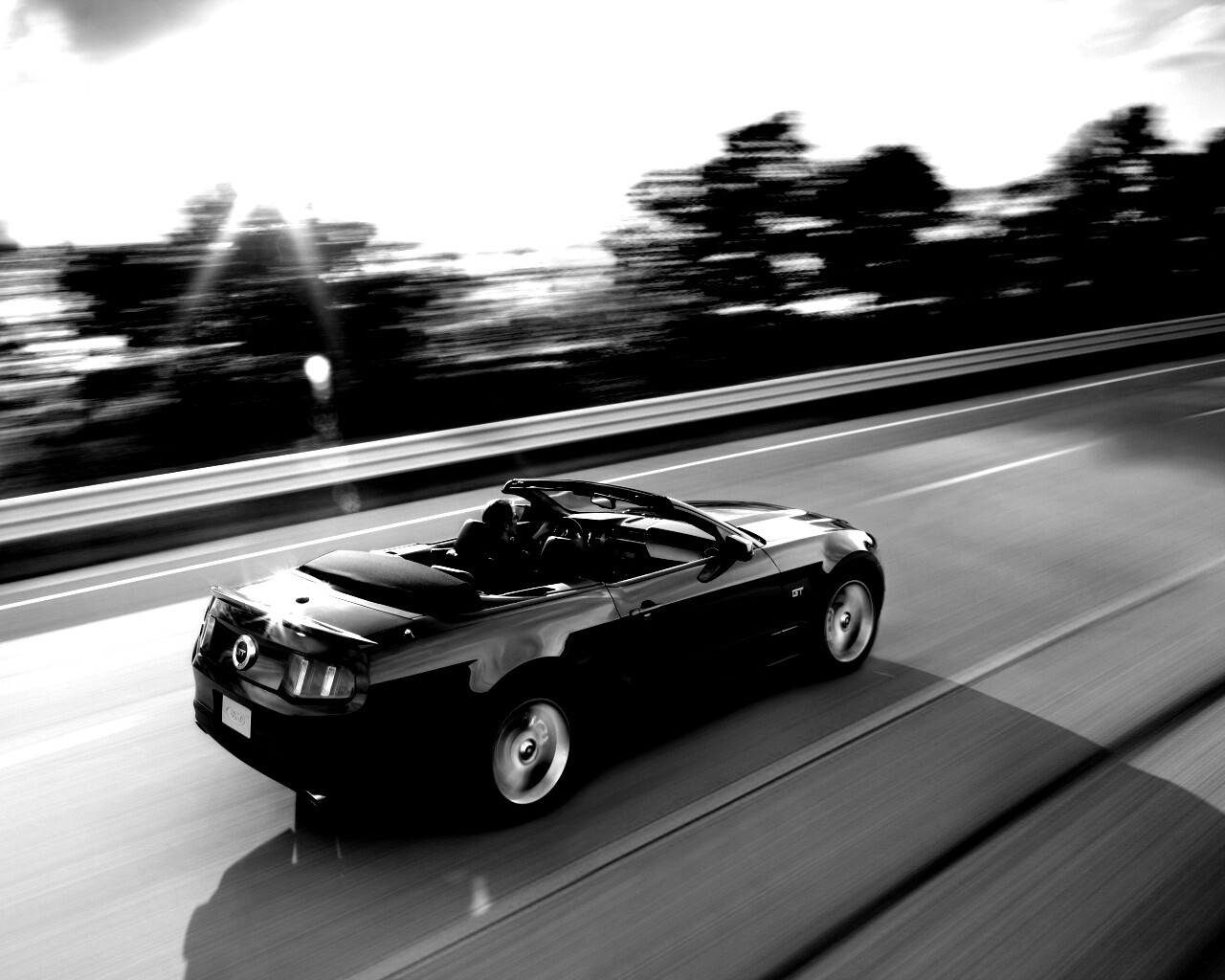 Машина на трассе обои