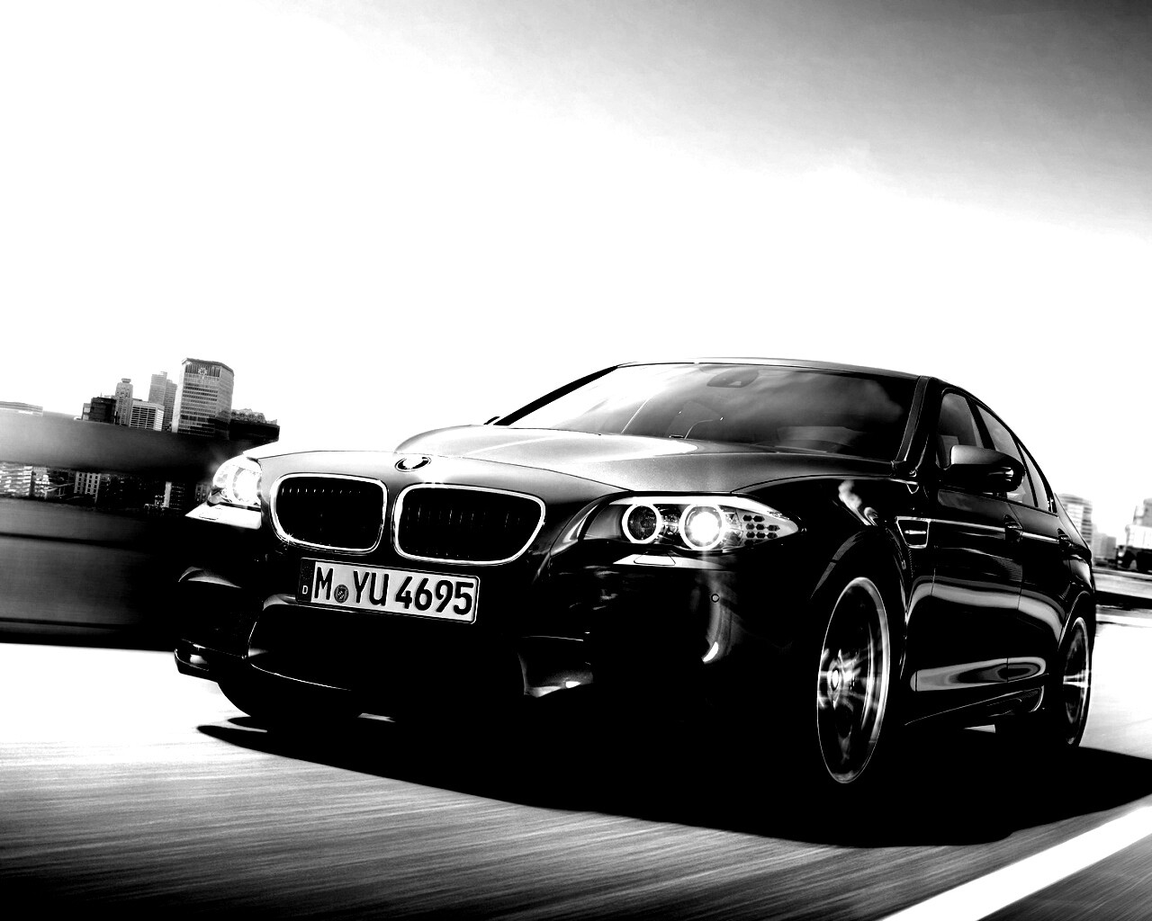 БМВ Ф10 в лучах солнца обои
