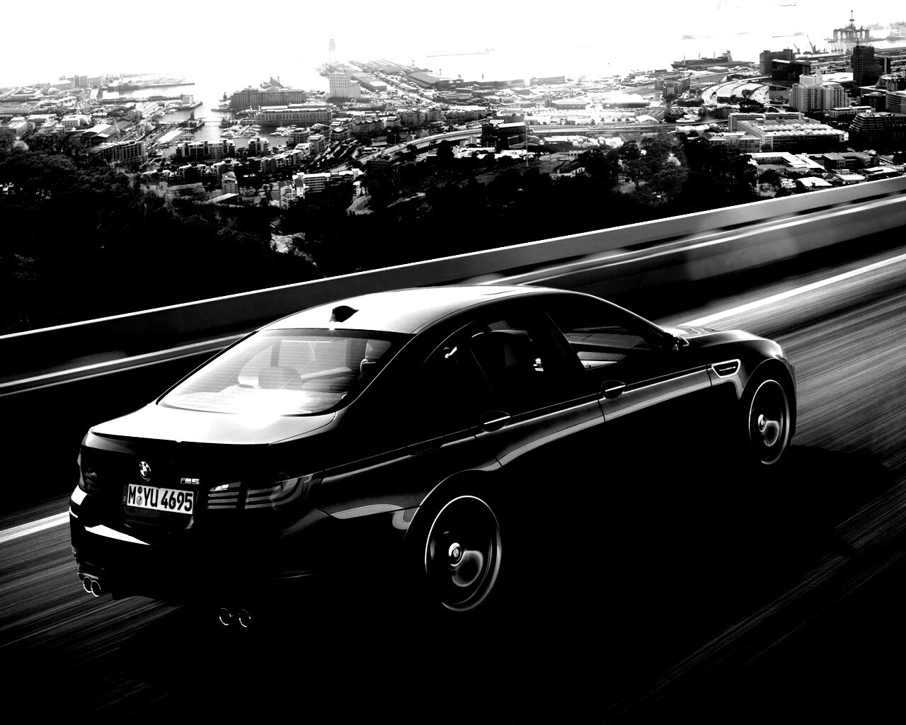 BMW F10 M5 на скоростной автостраде обои