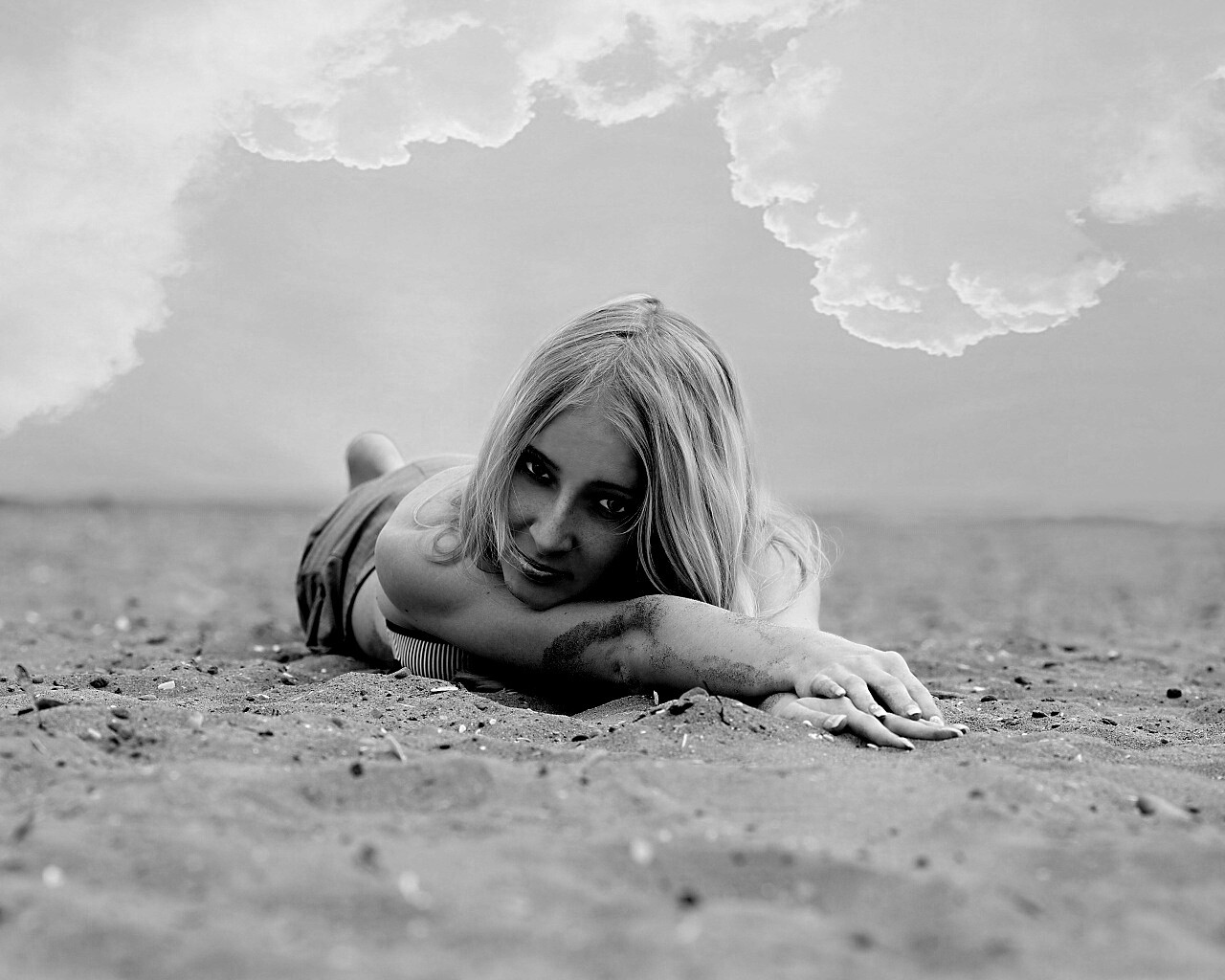 Девушка на песке обои