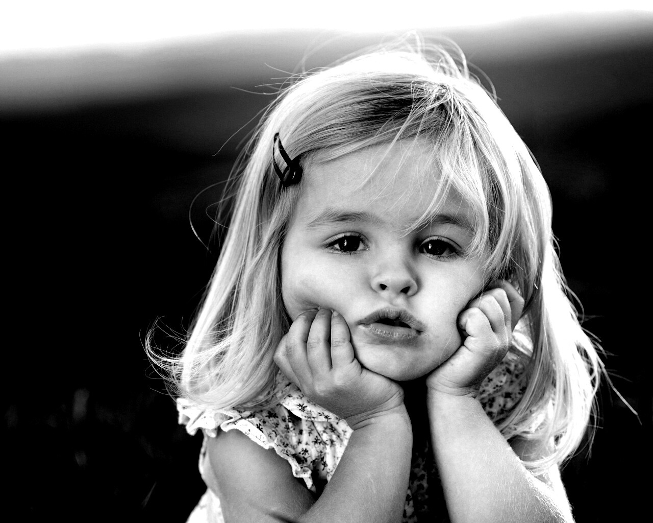Малышка грустит обои
