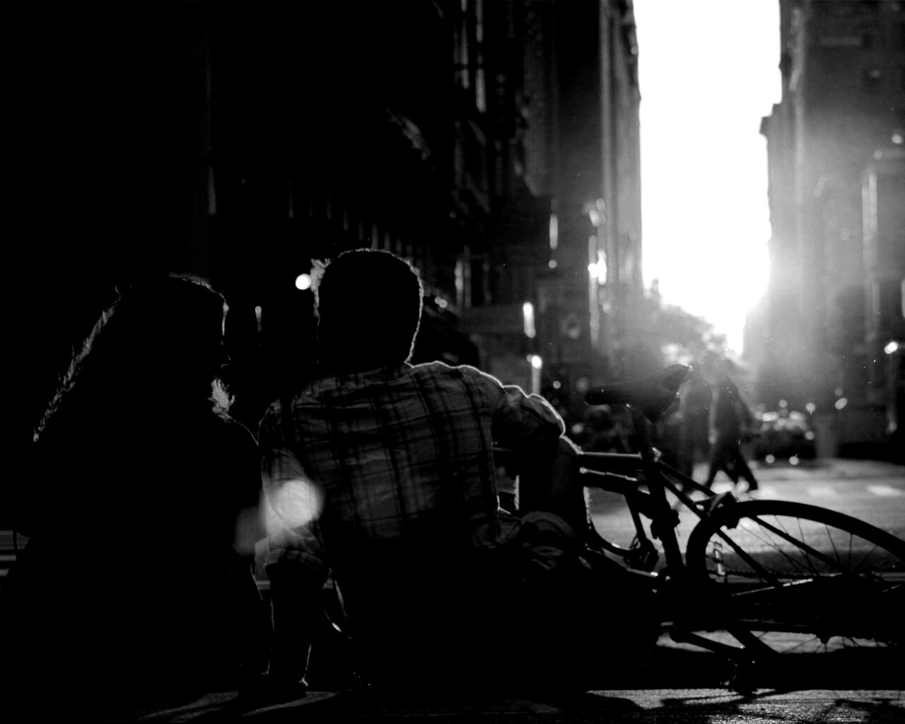 Девушка и парень с велосипедом на закате обои