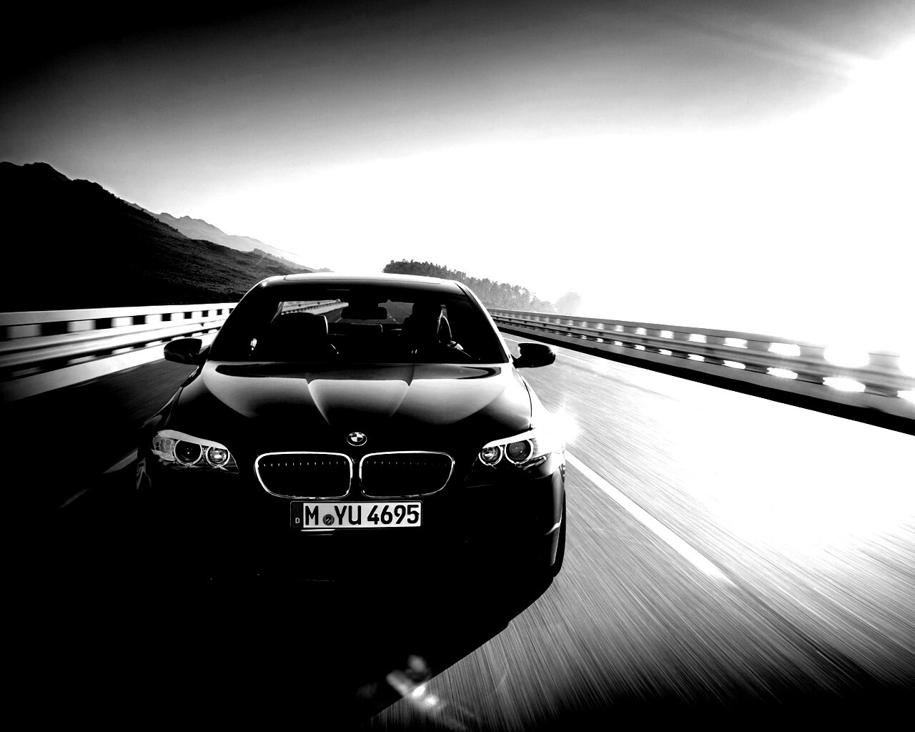 Синий БМВ на дороге обои