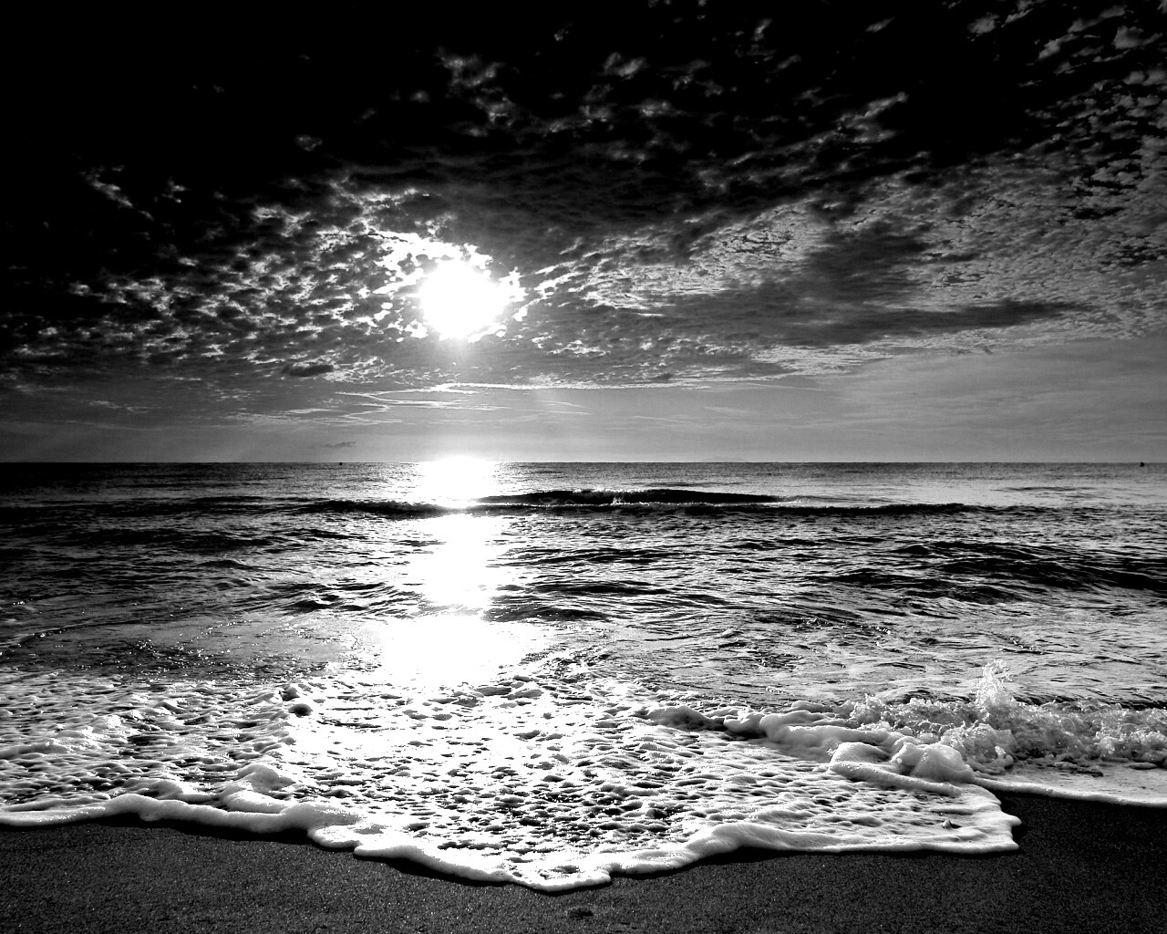 Берег моря в лучах заката обои