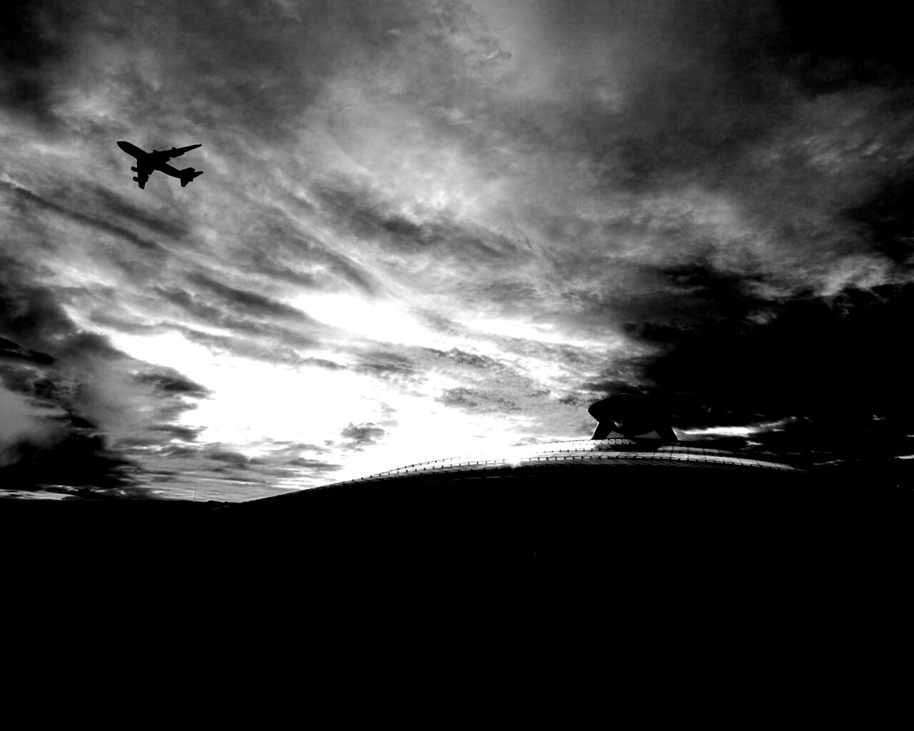 Самолет в закатном небе обои