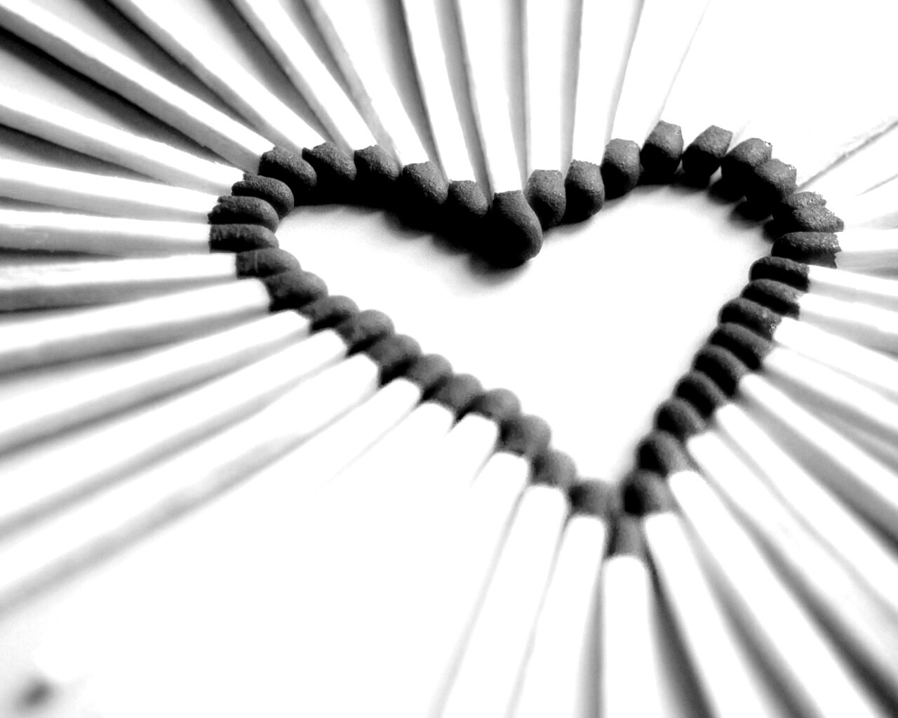 Сердечко из спичек обои