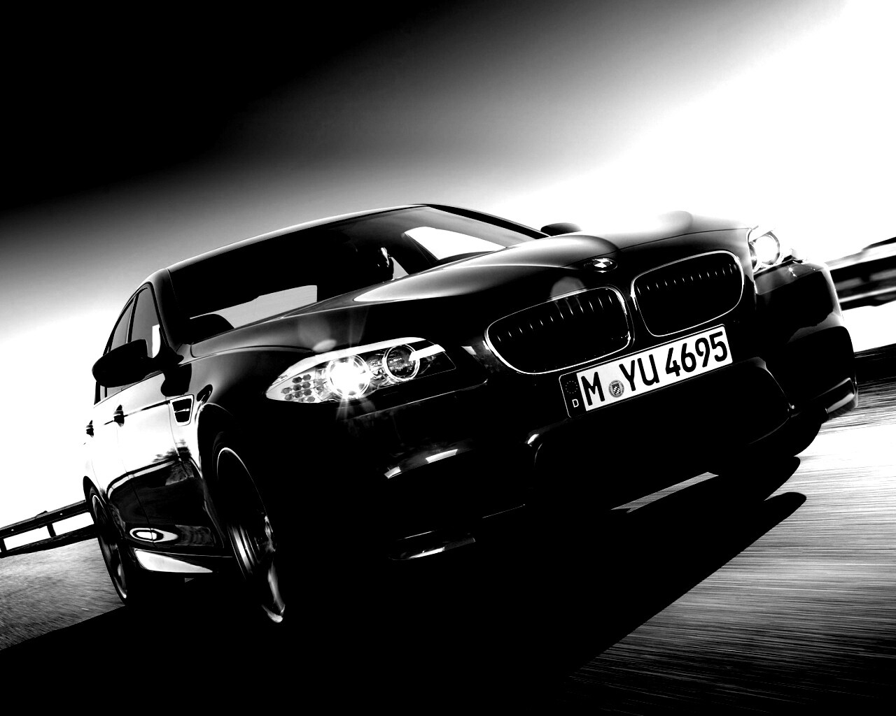 Синий БМВ на трассе обои