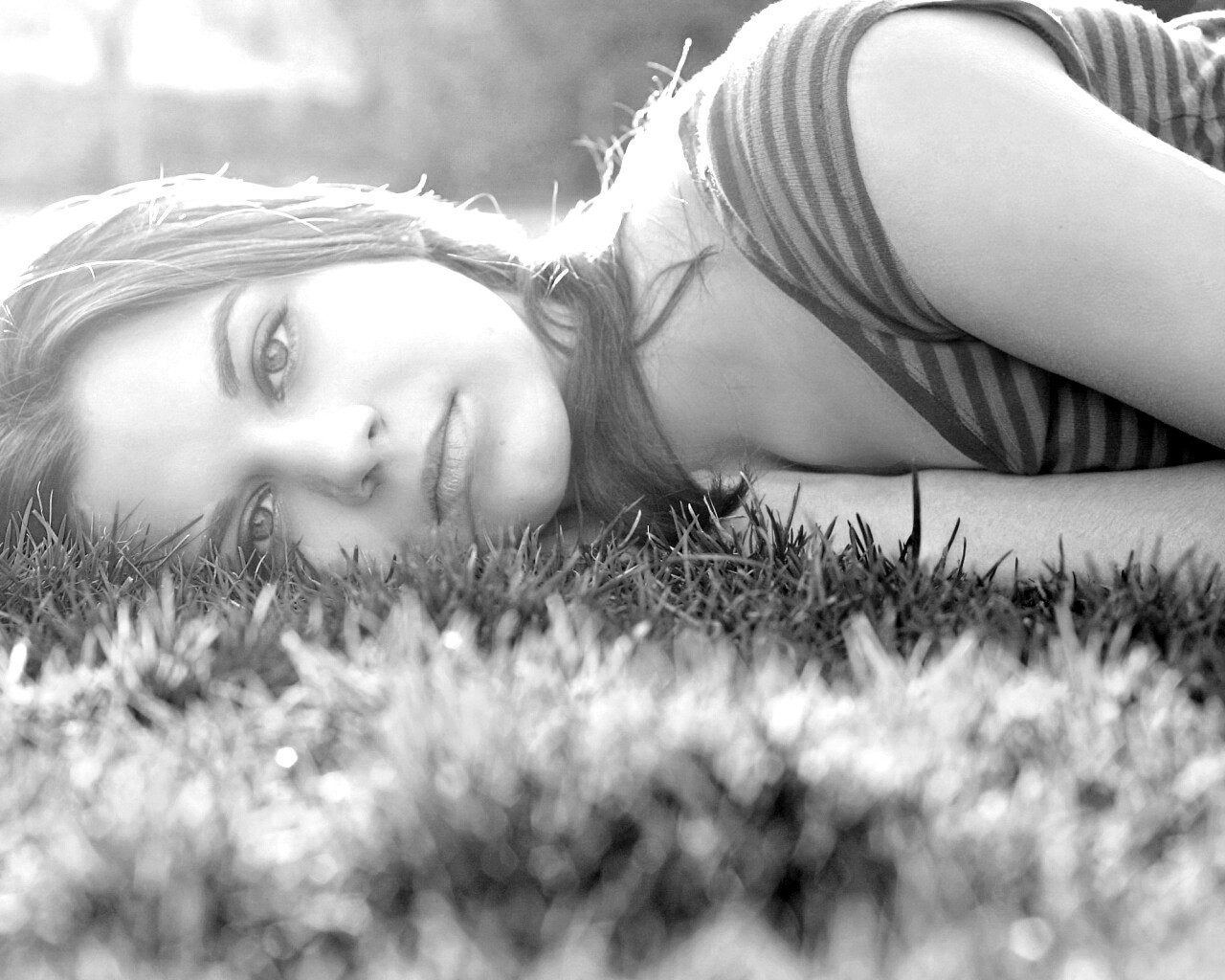 Девушка на траве обои